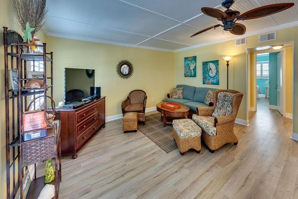 Beach Getaway Pool Condo Between The Island Marina And Beach Bradenton Beach Εξωτερικό φωτογραφία